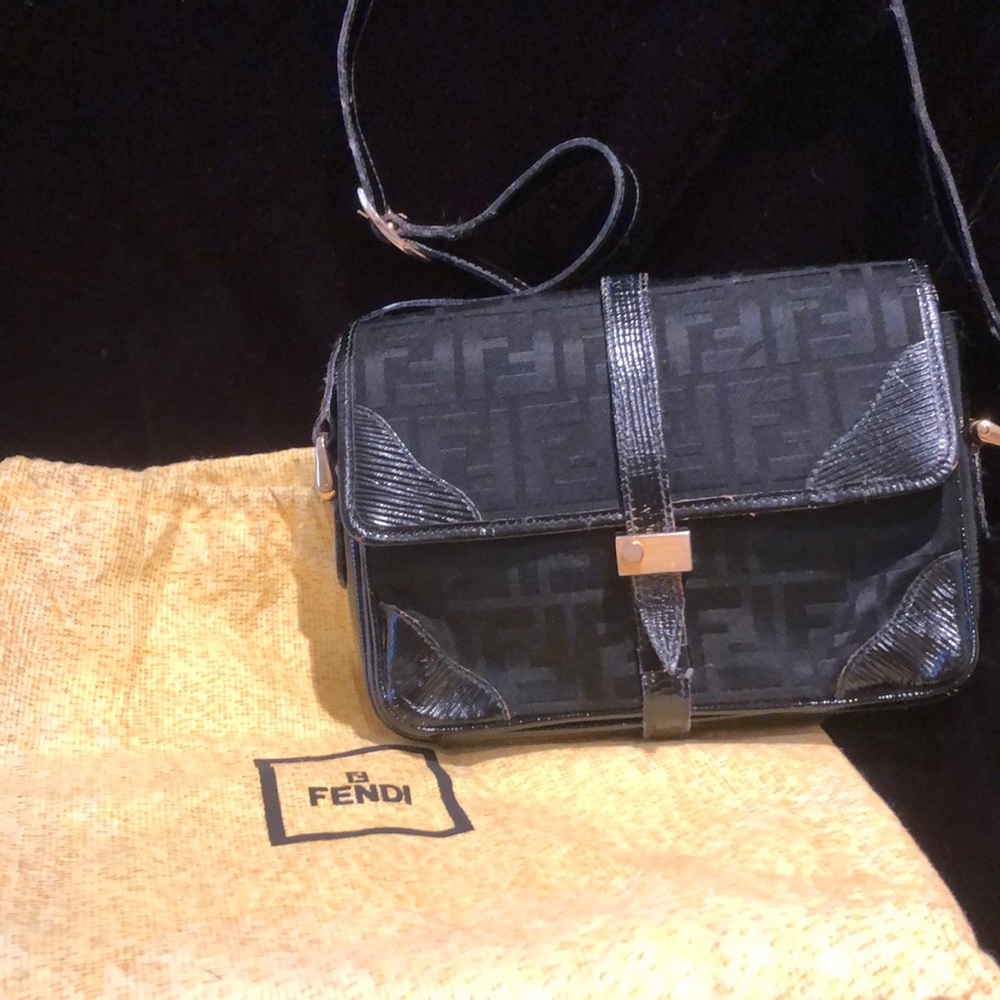 FENDI Black shoulder bag with iconic FF